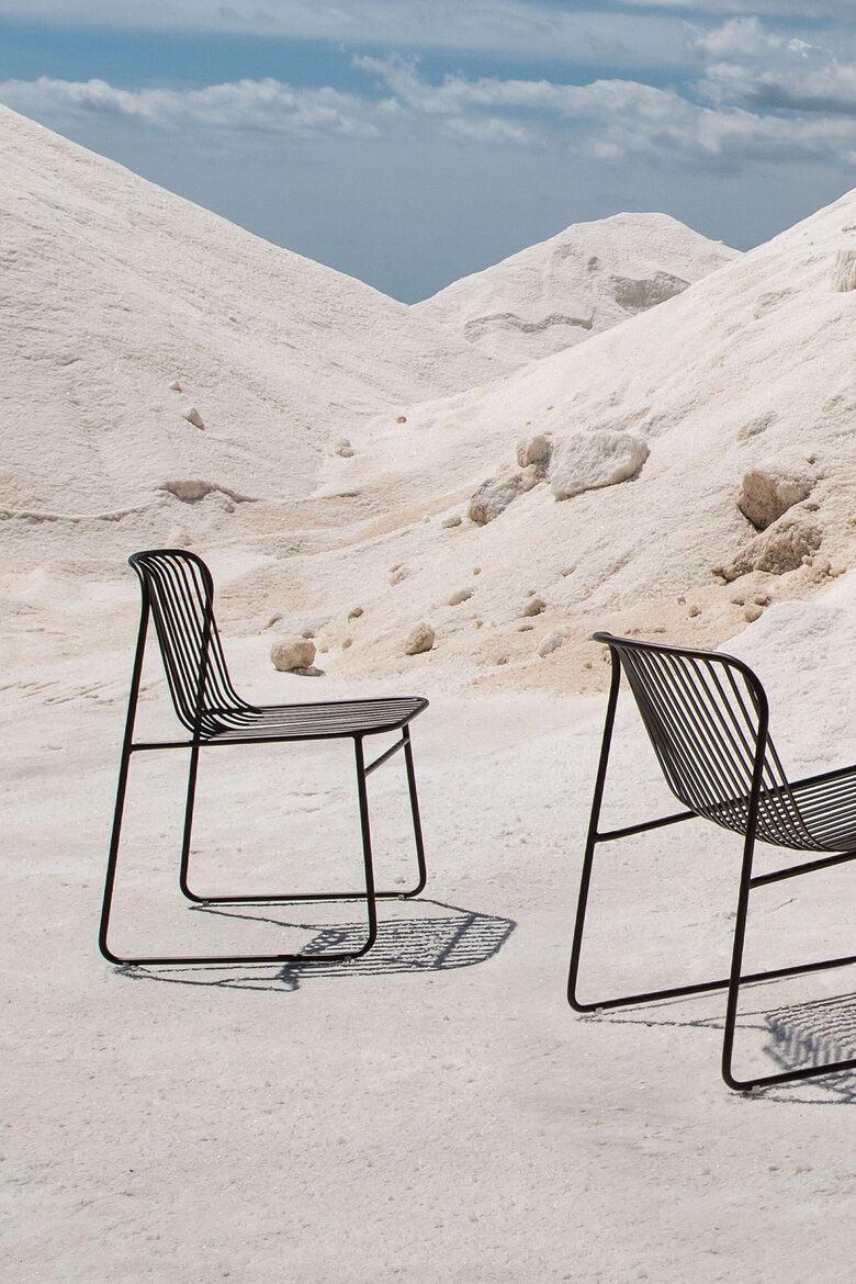 Divu melnu ēdamgalda krēslu komplekts 'Rivjēra'