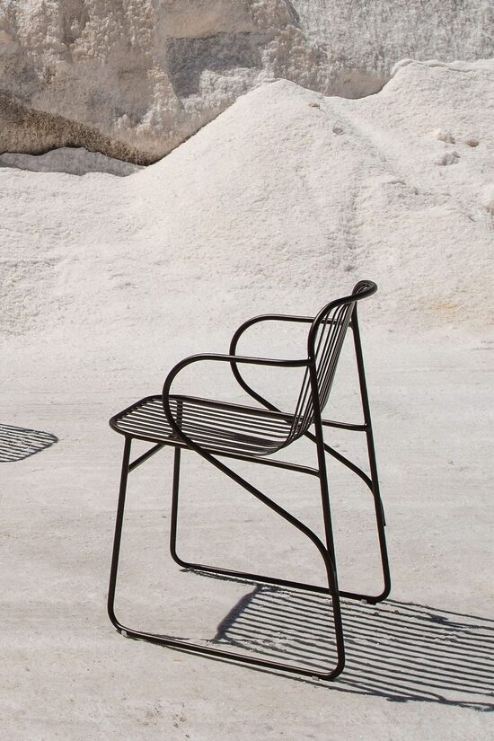 Divu melnu ēdamgalda krēslu komplekts 'Rivjēra' ar roku balstiem 