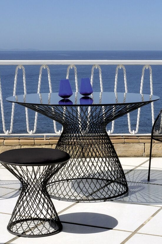 Melns pīta metāla terases galds ar stikla virsmu