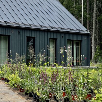 Ziemciešu kolekcija izvietota puķu dobēs