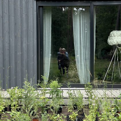 Baiba un Sandra priecājās par paveikto. Mums patīk!