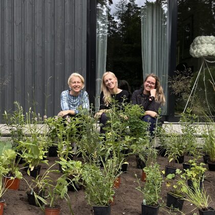 Ziemciešu kolekcija izvietota puķu dobēs, Let it bloom meitenes un Velga priecājas par pav